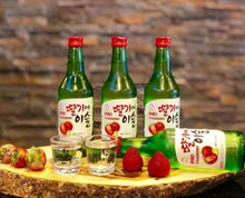 Cargar imagen en el visor de la galería, Bebida Coreana Licor Jinro Soju Chamiseul Sabor de Fresa 20 Botella 1 caja
